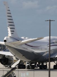 Kolona amerického prezidenta Trumpa vedle Boeingu 747-8, který vlastní Katar