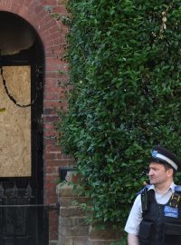 Policista stojí před domem britského premiéra Keira Starmera poté, co ho poškodil žhář