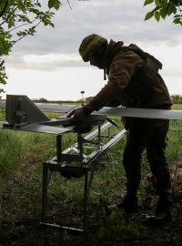 Ukrajinští vojáci připravují útočný dron Darts u Kupjansku v Charkovské oblasti na Ukrajině