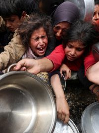 Palestinci čekající na jídli z charitativní kuchyně na snímku z dubna 2025