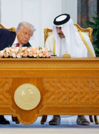 Americký prezident Donald Trump a katarský emír Tamím bin Hamad Ál Thání na podpisové ceremonii při Trumpově návštěvě Kataru