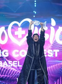 Vítěz Eurovize rakouský zpěvák JJ s trofejí nad hlavou