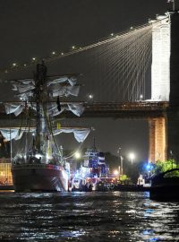 Cvičná loď mexického námořnictva narazila do Brooklynského mostu