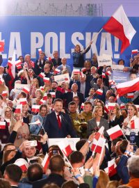 Podporovatelé Rafała Trzaskowského v jeho volebním štábu během prvního kola