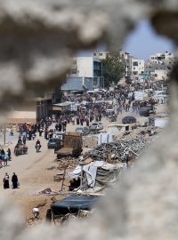 Palestinci prchají poté, co izraelská armáda vydala příkaz k evakuaci z východního Chán Júnisu