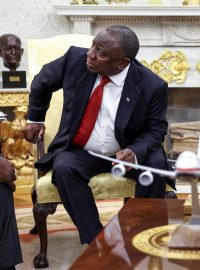 Jihoafrický prezident Cyril Ramaphosa v Oválné pracovně sleduje videa o údajné genocidě v jeho zemi