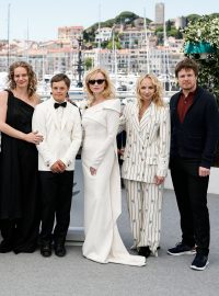 Režisérka Zuzana Kirchnerová a herci Jana Plodková, Aňa Geislerová, Juliana Brutovská Ol&#039;Hova, David Vodstrčil, Giandomenico Cupaiuolo a producent Jakub Viktorin pózují během fotografování filmu Karavana v soutěži v kategorii Un Certain Regard na 78. ročníku filmového festivalu v Cannes 22. května 2025