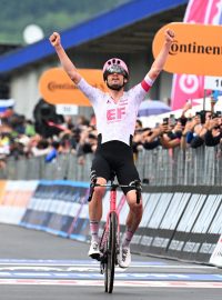 Dánský cyklista Kasper Asgreen slaví po úspěšném úniku vítězství ve 14. etapě Giro d&#039;Italia