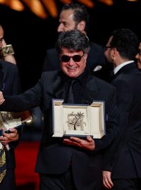 Zlatou palmu, hlavní cenu mezinárodního filmového festivalu ve francouzském Cannes ískal film It Was Just an Accident (Byla to jen náhoda) íránského režiséra Džafara Panahího