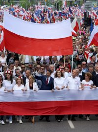 Polský premiér Donald Tusk a primátor Varšavy Rafal Trzaskowski, prezidentský kandidát Občanské koalice, na „Velkém pochodu vlastenců“