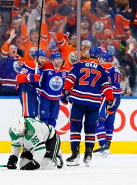 Výhru Oilers v prvním domácím utkání série řídila elitní formace ve složení Zach Hyman, Connor McDavid, Ryan Nugent-Hopkins, která nasbírala celkem osm bodů