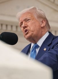 Americký prezident Donald Trump pronáší projev na každoroční oslavě Národního dne památky v pamětním amfiteátru na Arlingtonském národním hřbitově v Arlingtonu ve Virginii, USA, 26. května 2025
