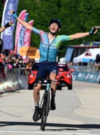 Christian Scaroni (vpravo) a Lorenzo Fortunato spolu byli v úniku. Po závěrečném výjezdu na San Valentino projeli cílem po 203 kilometrech a 4900 nastoupaných metrech ruku v ruce společně