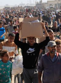 Dav Palestinců byl natolik velký, že se tým distribučního místa musel stáhnout, aby lidem umožnil „bezpečně si vzít humanitární pomoc a rozptýlit se“ a zabránil tak obětem