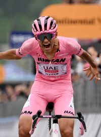 Isaac Del Toro v cíli 16. etapy italského Gira