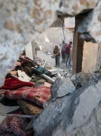 Palestinci si prohlížejí škody na místě izraelského útoku na dům ve městě Džabálija na severu Pásma Gazy (fotografie z 29. května 2025)