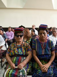 Guatemalské domorodé ženy přítomné při soudu bývalých vojáků za znásilňování