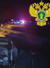 Vlak v ruské Brjanské oblatsi narazil do zříceného mostu