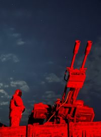 Vojáci z mobilní protivzdušné obrany 115. samostatné mechanizované brigády ukrajinských ozbrojených sil připravují protiletadlové dělo ZU-23-2 v Charkovské oblasti na Ukrajině 1. června 2025