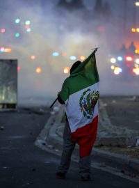 Demonstrující s mexickou vlajkou