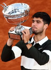 Carlos Alcaraz s trofejí pro vítěze Roland Garros