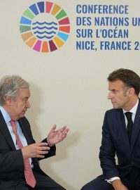 Generální tajemník OSN António Guterres a francouzský prezident Emmanuel Macron na konferenci OSN o světových oceánech v Nice