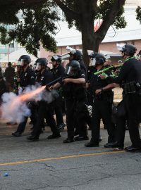 Policisté v Los Angeles střílejí gumovými projektily proti demonstrantům