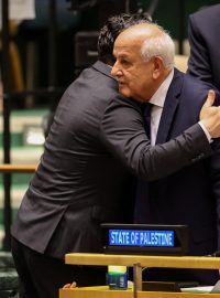 Palestinský vyslanec v OSN Rijad Mansour přijímá gratulace po schválení rezoluce vyžadující okamžité příměří v Pásmu Gazy
