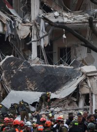 Záchranáři na místě dopadu íránské rakety v Tel Avivu