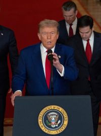 Donald Trump pronáší projev k národu společně s americkým viceprezidentem J. D. Vancem, americkým ministrem zahraničí Marcem Rubiem a americkým ministrem obrany Petem Hegsethem v Bílém domě