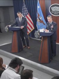 Americký ministr obrany Pete Hegseth a náčelník letectva Dan Caine na tiskové konferenci v Pentagonu prezentují výsledky operace Půlnoční překvapení