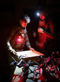 Ukrajinští vojáci nedaleko Kupjansku rozbalují novou dodávku FPV dronů