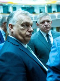 Zleva premiéři Maďarska a Slovenska Viktor Orbán a Robert Fico na zasedání Evropské rady s německým kancléřem Friedrichem Merzem (26. června 2025)