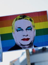 V Budapešti navzdory zákazu začal pochod hrdosti, dorazily desítky tisíc lidí
