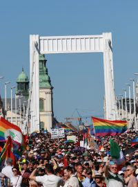 Téměř 200 000 lidí se sešlo na pochodu hrdosti v Budapešti, který se koná navzdory zákazu policie