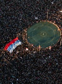 Desetitisíce studentů a příznivců opozice vyrazily do bělehradských ulic protestovat proti vládě. Srbové požadují vyhlášení předčasných voleb