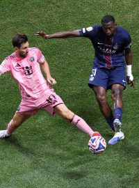 Lionel Messi se snaží zblokovat odkop Williana Pacha z PSG