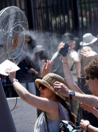 Turisté se ochlazují před větrákem, který byl nainstalován u římského Kolosea
