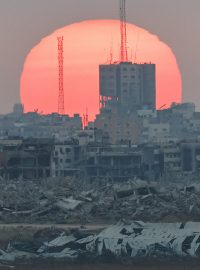 Západ slunce nad Pásmem Gazy, pohled z izraelské strany (fotografie z 1. července 2025)