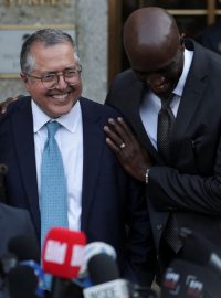 Právníci Seana Combse po oznámení verdiktu poroty