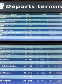 Výpis čtvrtečních spojů Air France na pařížském letišti Charlese de Gaulla
