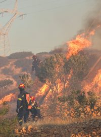 Hasiči bojují s požárem v oblasti Ierapetra na řeckém ostrově Kréta