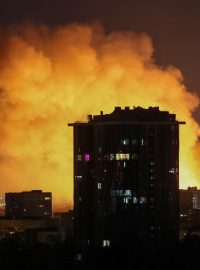 Výbuch dronu rozzářil oblohu nad městem během ruského útoku dronů a raket v Kyjevě, Ukrajina 4. července 2025