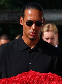 Kapitán Liverpoolu Virgil van Dijk a obránce Andrew Robertson na pohřbu jejich spoluhráče Diega Joty