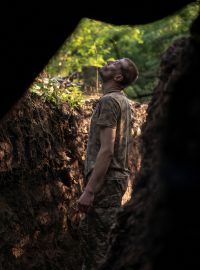 Ukrajinský voják vyhlíží ruské bojové drony u města Kosťantynivka v Doněcké oblasti (fotografie z 5. července 2025)