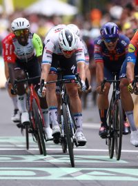 Závěr třetí etapy Tour de France 2025, Pavel Bittner v modrém druhý zprava