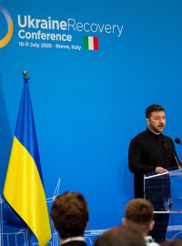 Ukrajinský prezident Volodymyr Zelenskyj na konferenci o obnově Ukrajiny v Římě