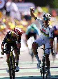 Slovinský cyklista Tadej Pogačar ve finiši 7. etapy Tour de France přespurtoval rivala Jonase Vingegaarda