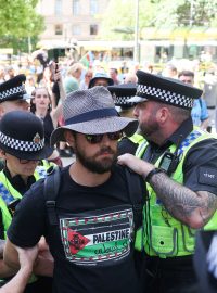 Policisté zadržují na náměstí Svatého Petra v Manchesteru demonstranta během protestu požadujícího zrušení zákazu činnosti skupiny Palestine Action