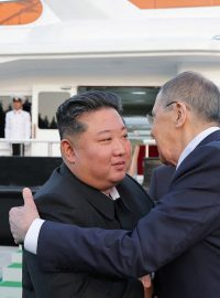 Severokorejský vůdce Kim Čong-un zdraví ruského ministra zahraničí Sergeje Lavrova při setkání v severokorejském Wonsanu
